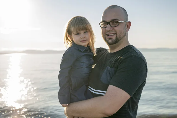 Baba ve kızı birlikte eğleniyor oynarken — Stok fotoğraf