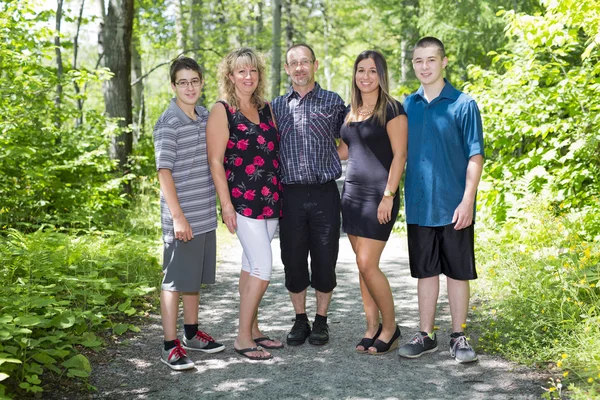 Familie op bos hebben geweldige tijd — Stockfoto