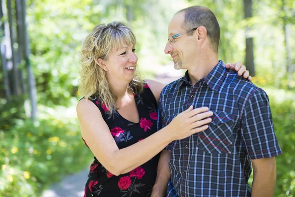 Feliz pareja adulta en el parque — Foto de Stock