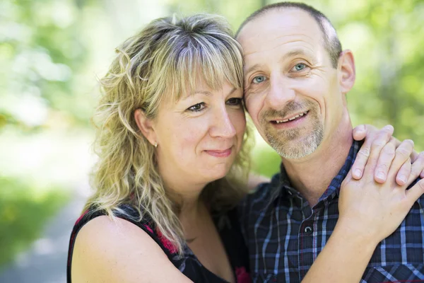 Feliz pareja adulta en el parque — Foto de Stock