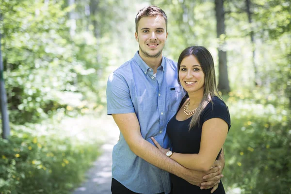 Feliz casal jovem amoroso no parque — Fotografia de Stock