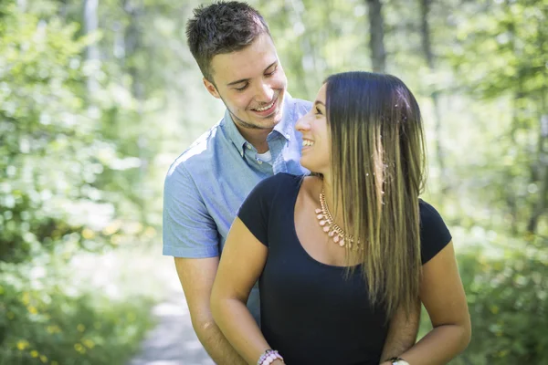 Happy liefdevolle jong koppel in het park — Stockfoto