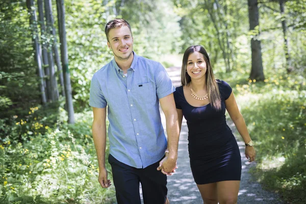 Happy kärleksfull ungt par på park — Stockfoto