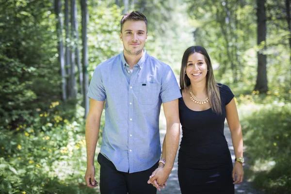 Happy kärleksfull ungt par på park — Stockfoto