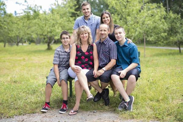 Famiglia sulla foresta avendo grande momento — Foto Stock