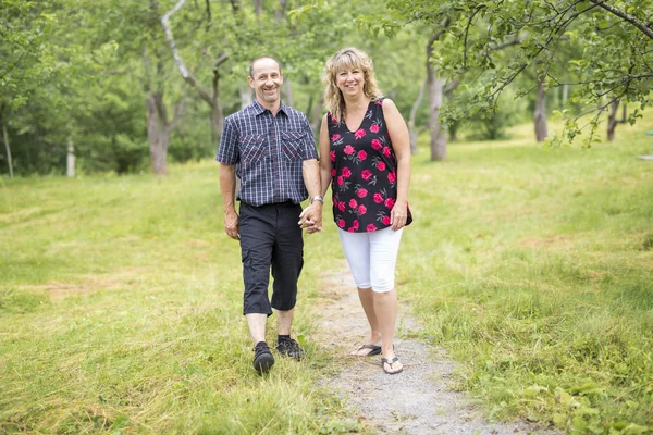 Feliz pareja de cincuenta ancianos en el parque — Foto de Stock