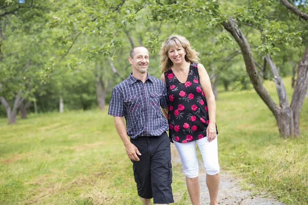 Feliz pareja de cincuenta ancianos en el parque — Foto de Stock