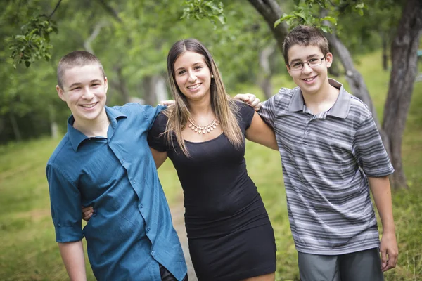 Árbol niño familia miembro en bosque — Foto de Stock