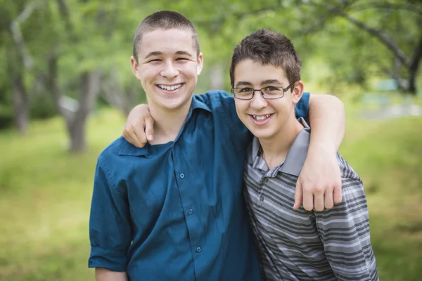 Lindos hermanos afuera en el bosque —  Fotos de Stock