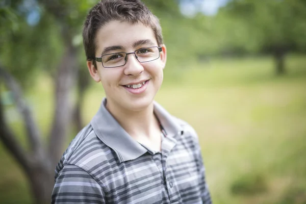 Jongen jongen Teenage glimlachen — Stockfoto