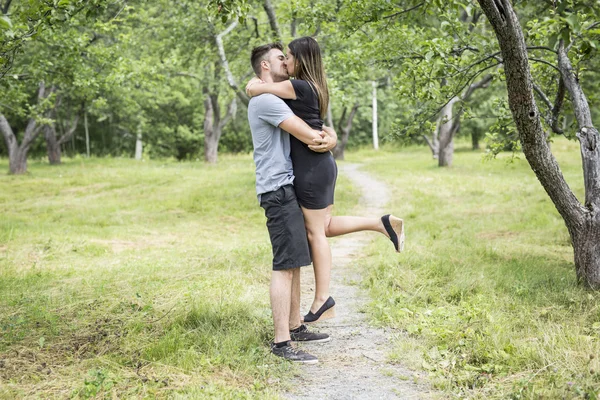 Happy liefdevolle jong koppel in het park — Stockfoto