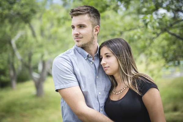Happy kärleksfull ungt par på park — Stockfoto