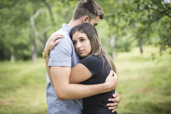 Felice amorevole giovane coppia al parco — Foto Stock