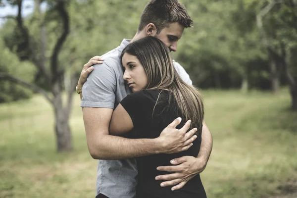 Felice amorevole giovane coppia al parco — Foto Stock