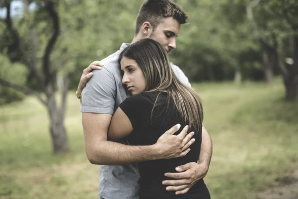 Feliz casal jovem amoroso no parque — Fotografia de Stock