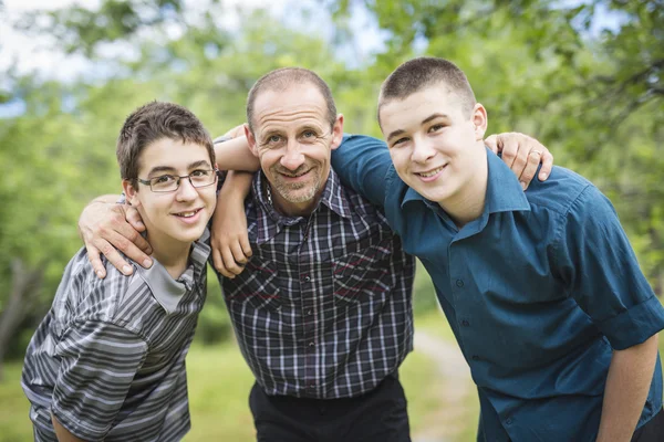 Portret van blij vader en tiener jongen buiten. — Stockfoto