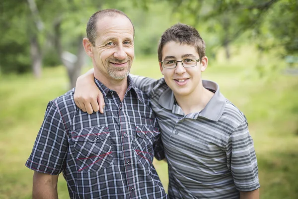 Padre con figlio fuori in una foresta — Foto Stock