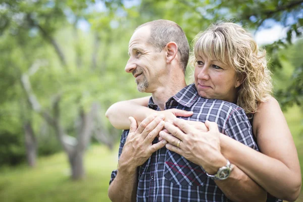 Feliz pareja adulta en el parque — Foto de Stock