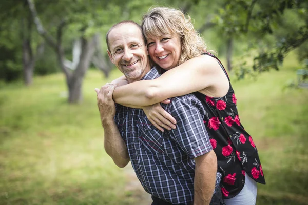 Feliz pareja adulta en el parque — Foto de Stock