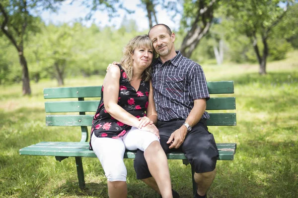 Feliz pareja adulta en el parque — Foto de Stock