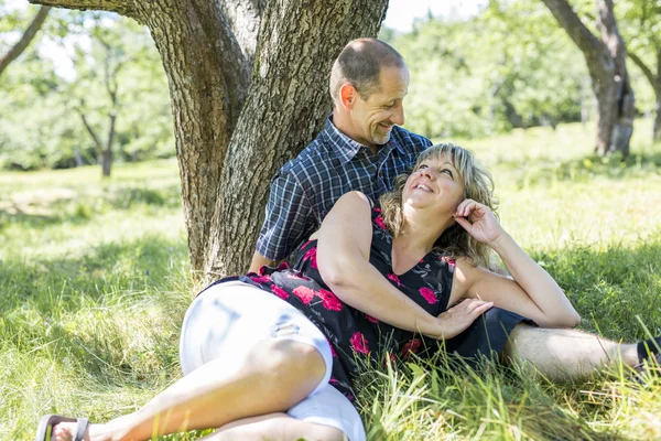 Feliz casal adulto no parque — Fotografia de Stock