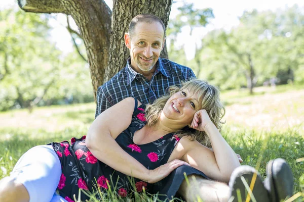 Feliz pareja adulta en el parque — Foto de Stock