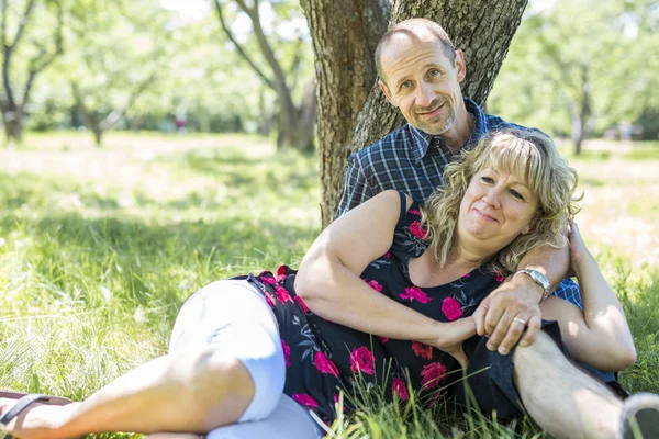 Feliz pareja adulta en el parque — Foto de Stock