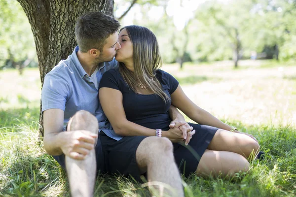 Felice amorevole giovane coppia al parco — Foto Stock