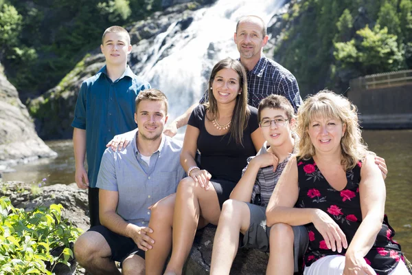 Cascata di famiglia avendo grande momento — Foto Stock