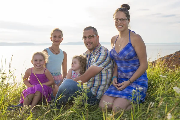 Porträtt av stor lycklig familj titta på kameran under semester — Stockfoto