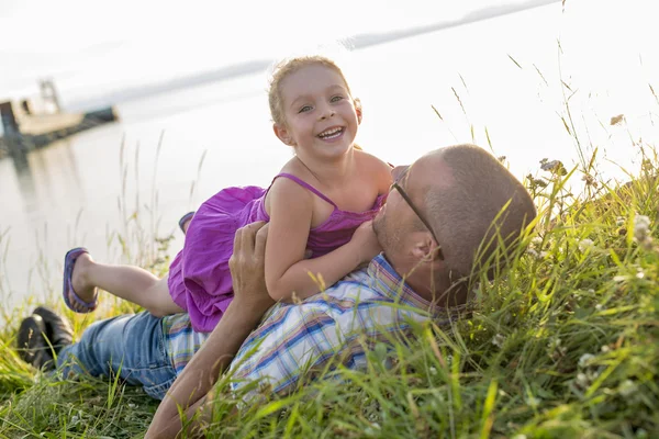 Padre e figlia giocare, divertirsi insieme — Foto Stock