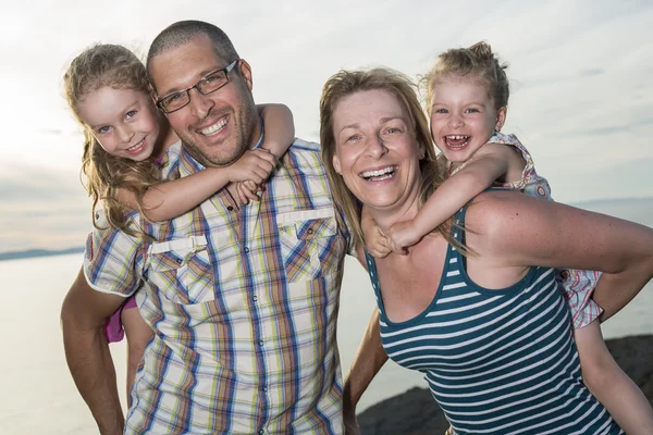 Famiglia avendo grande tempo oceano — Foto Stock