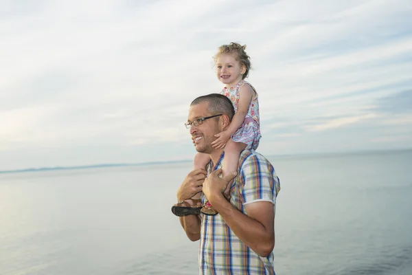 Padre e figlia giocare, divertirsi insieme — Foto Stock