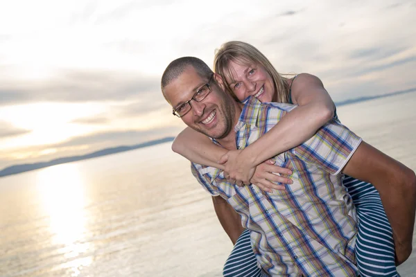 Portrait de jeune couple vivant à la plage — Photo