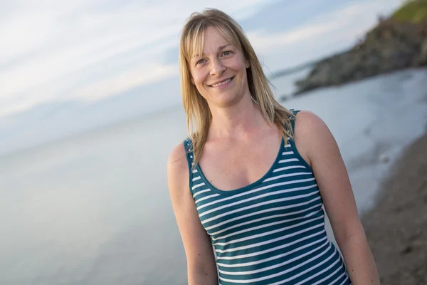 Portret van een mooie 37 jaar oude vrouw buiten op het strand — Stockfoto