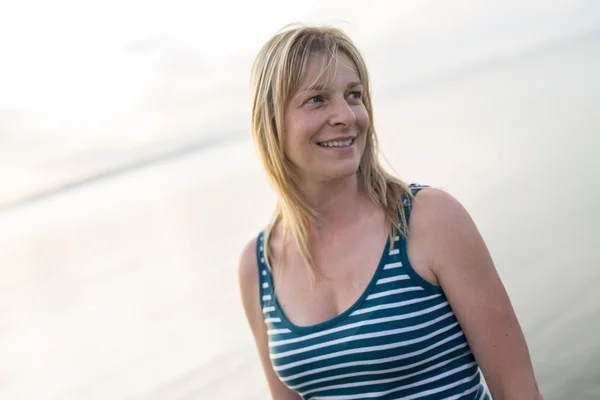 Retrato de una hermosa mujer de 37 años al aire libre en la playa —  Fotos de Stock