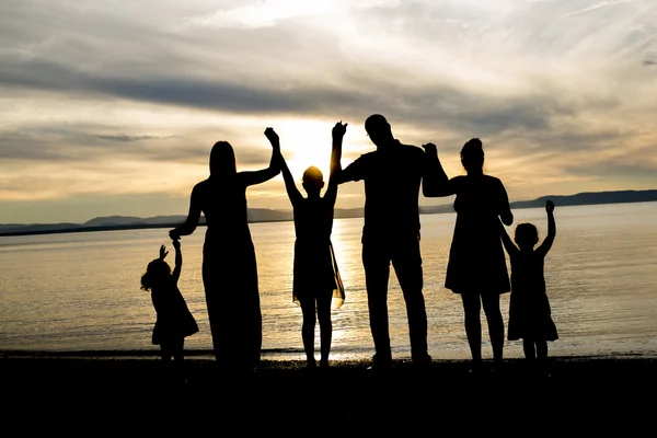 Sahil siluet batımında altı aile üyesi — Stok fotoğraf