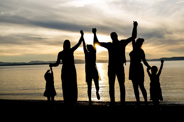 Seis miembros de la familia en la playa silueta puesta del sol —  Fotos de Stock