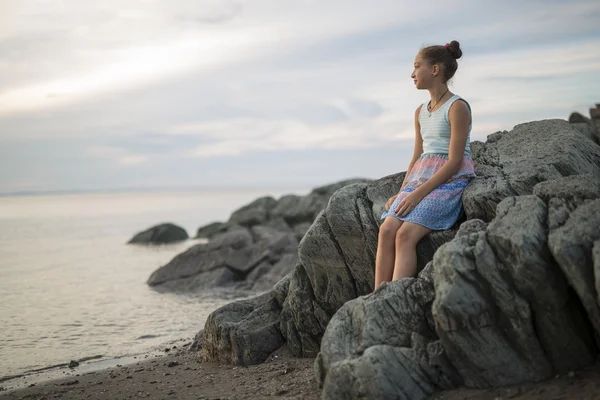 海辺の素晴らしい時間をリラックスの十代の年齢の休暇の肖像画 — ストック写真