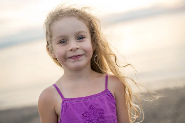 Ragazza in spiaggia avendo grande momento — Foto Stock