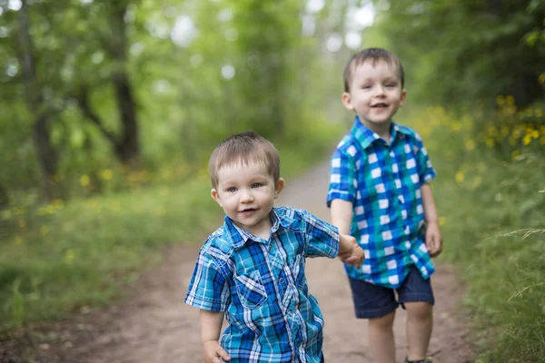 Los niños juegan al aire libre en un día soleado de verano . —  Fotos de Stock