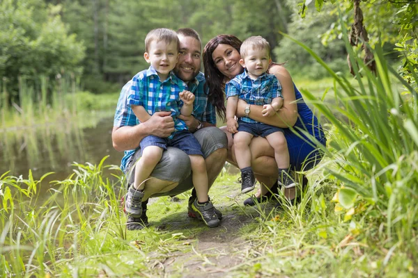 Vierköpfige Familie hat Spaß im Wald — Stockfoto