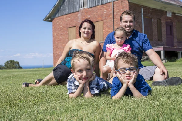 Portrait Of Young Family — Stock Photo, Image