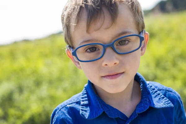 Porträt kleiner Junge im Freien — Stockfoto