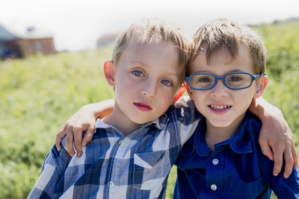 Dos niños juntos en el campo — Foto de Stock