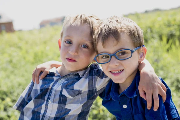 Two Children Together In field — Stock Photo, Image