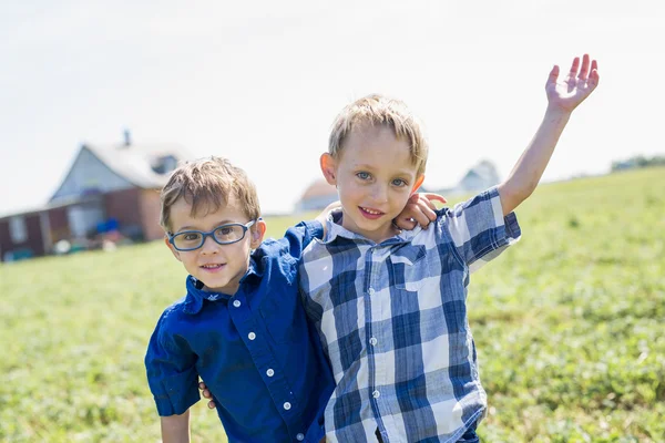 Dos niños juntos en el campo —  Fotos de Stock