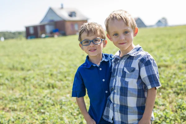 Dos niños juntos en el campo —  Fotos de Stock
