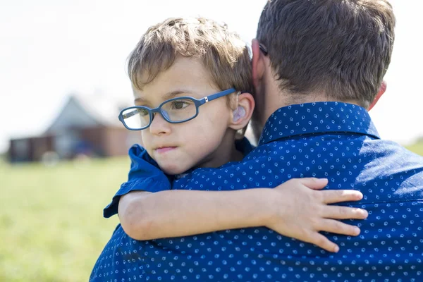 Padre e hijo abrazando en verano al aire libre — Foto de Stock