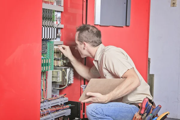 Maschinist Arbeiter Techniker bei der Arbeit Einstellung Lift mit Schraubenschlüssel — Stockfoto